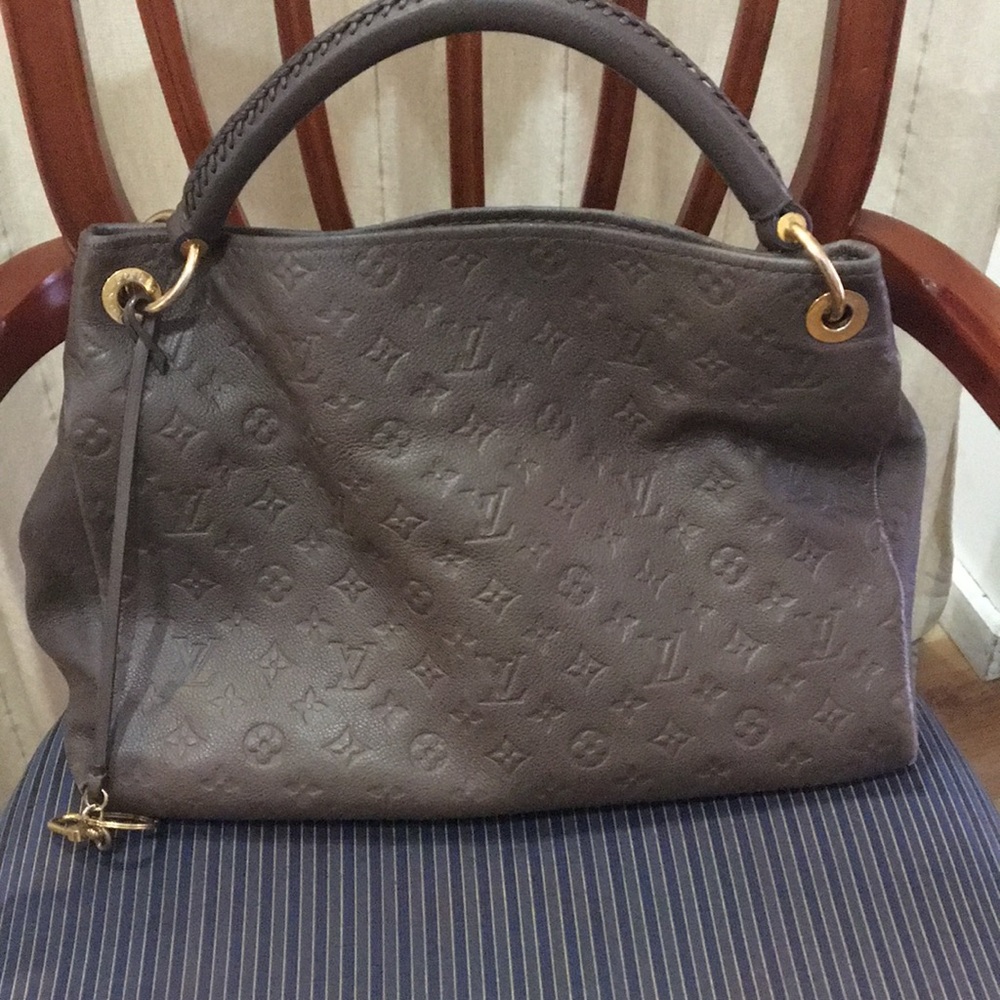 Authentic Louis Vuitton Artsy MM leather bag